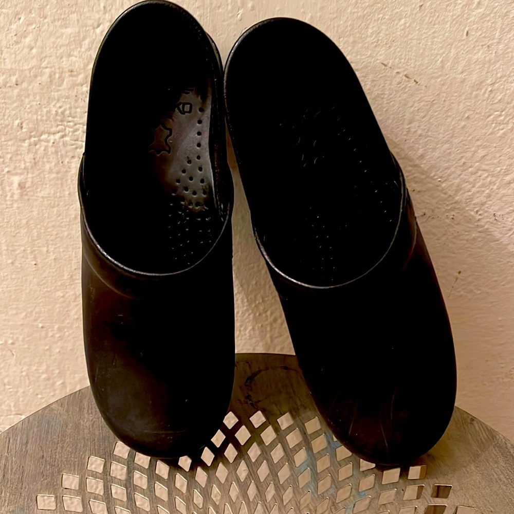 women's black Dansko clogs